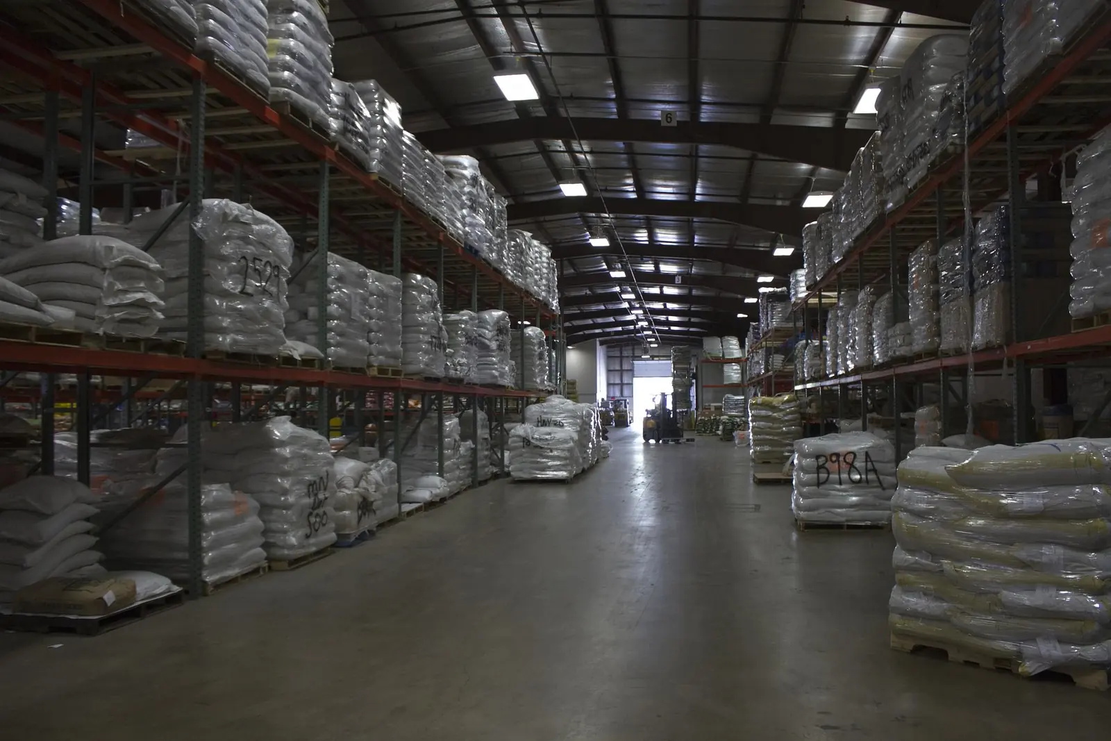 Almacén industrial con sistemas de almacenamiento