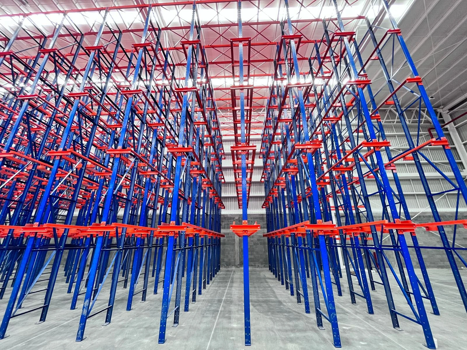 Estructura de racks industriales en almacen